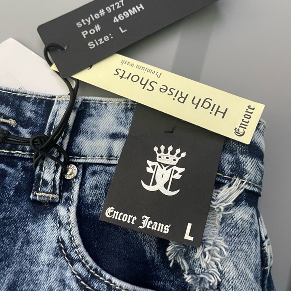 Shorts - Picture 3 of 6